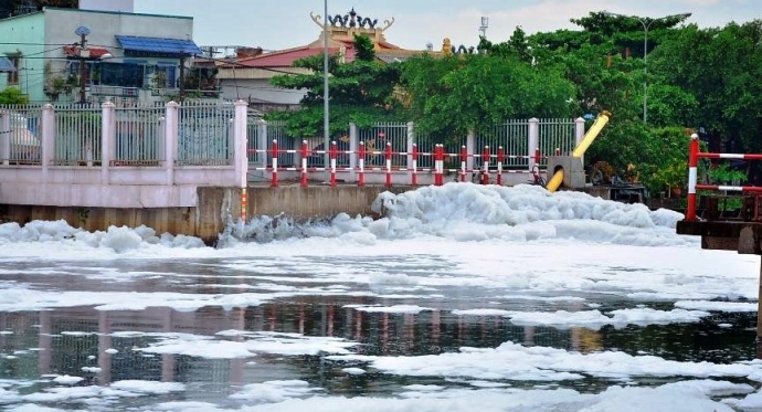 [-]Ngỡ[-]ng&agrave;ng[-]"tuyết"[-]phủ[-]trắng[-]x&oacute;a[-]k&ecirc;nh[-]T&agrave;u[-]Hủ[-]sau[-]cơn[-]mưa